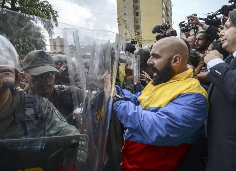 Protestas puntuales se vivieron ayer junto a la sede de la Asamblea Nacional en Caracas, donde efectivos antidisturbios se enfrentaron a opositores que se manifestaron contra una medida que es considerada como un golpe mortal a las instituciones. FOTO afp