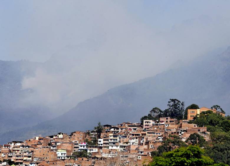 Así se veía ayer el oriente de Medellín por el incendio que afectaba el bosque de La Aguada, en Santa Elena. Foto Juan A, Sánchez