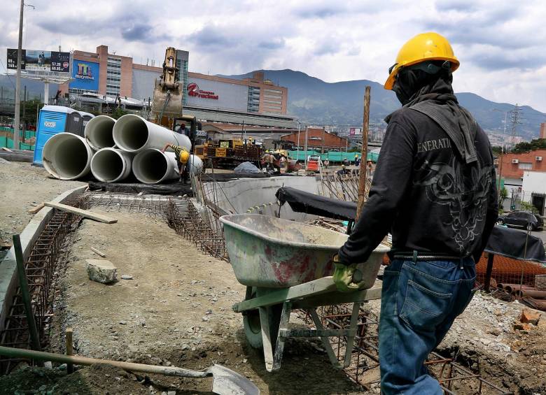 Para diciembre se espera tener lista la primera etapa de esta intercambio vial, que acabará con el peligro que representa el actual deprimido en las inmediaciones de Mayorca. FOTO julio césar herrera