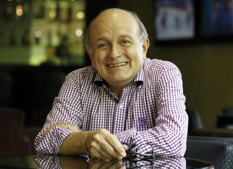 El escritor vallecaucano Gustavo Álvarez Gardeazábal fue despedido del popular programa radial La Luciérnaga. FOTO DONALDO ZULUAGA