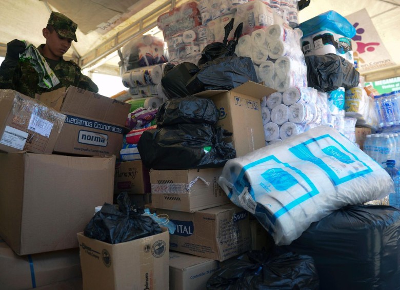 Miles de colombianos se han movilizado con donaciones para los afectados. FOTO AFP