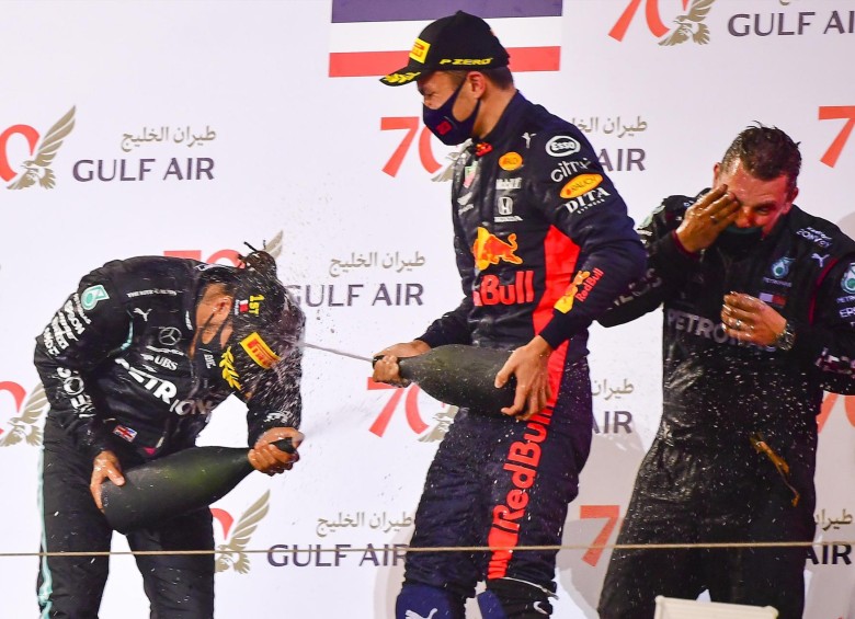 Lewis Hamilton celebra con el tailandés Alexander Albon en el podio del Gran Premio de Bahréin. FOTO EFE