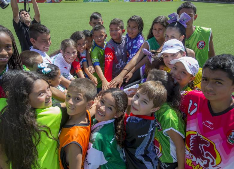 Niños y niñas, en representación de las 12 disciplinas que tiene el Festival, fueron los protagonistas en la ceremonia de entrega de uniformes. FOTO juan antonio sánchez