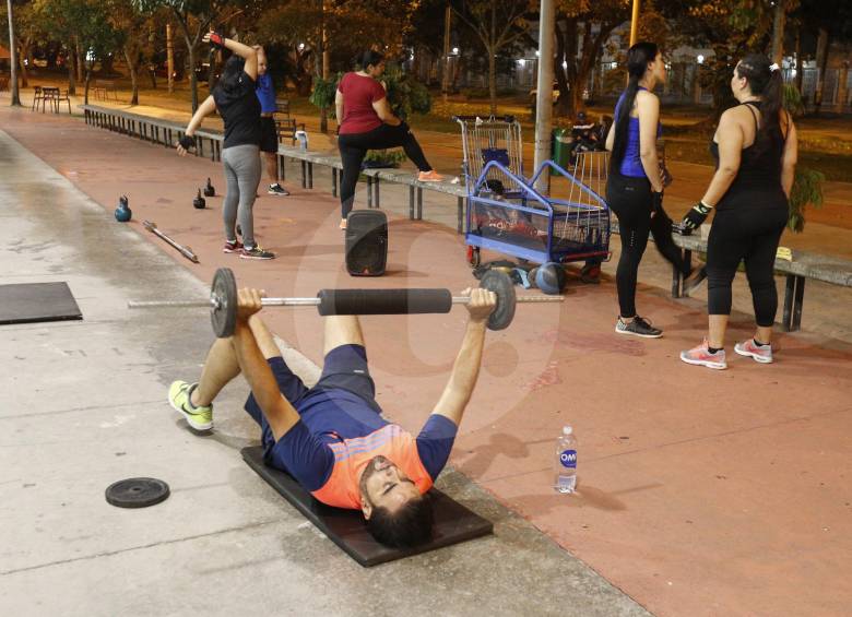 Hasta en las afueras del escenario, en las noches, se utilizan los espacios libres para hacer deporte.