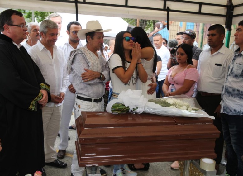 Momento en el que la familia de Edison Lexander recibe los restos de su ser querido. FOTO JUAN ANTONIO SÁNCHEZ 
