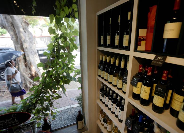 Las mujeres no pueden trabajar ni comprar licor en Sri Lanka. FOTO: Reuters