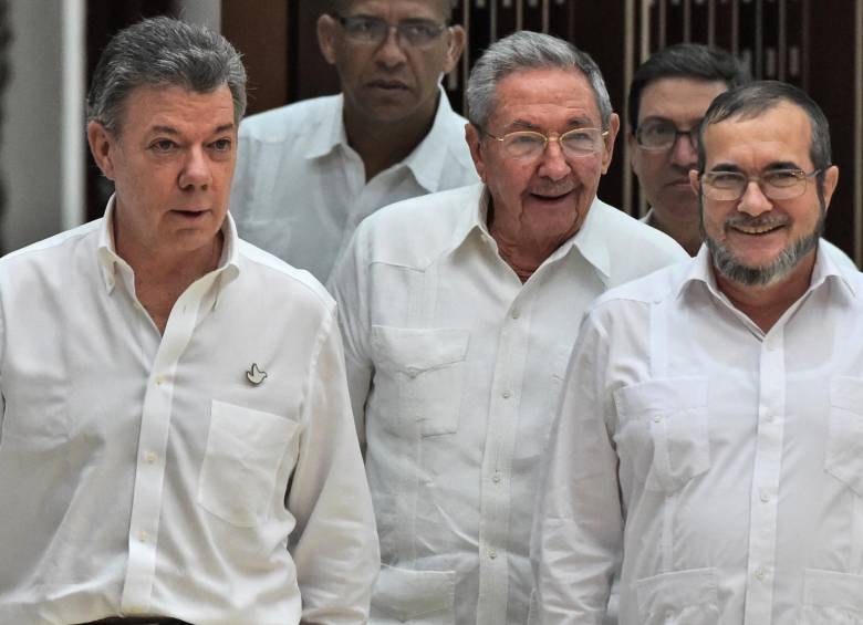El presidente de la República, Juan Manuel Santos, y el líder de las Farc, Timoleón Jiménez. FOTO ARCHIVO