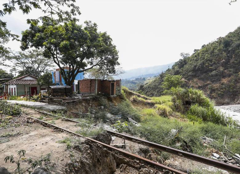 Casas al margen del río y estación Ancón del Ferrocarril, deteriorada por el movimiento en masa. Foto: Julio Herrera.