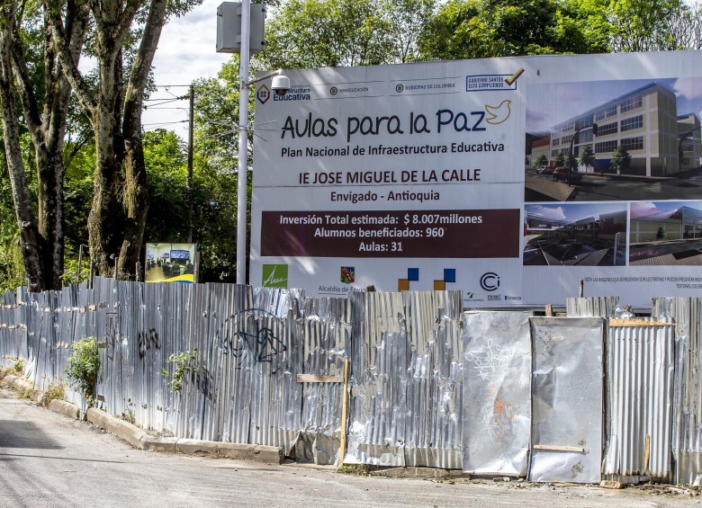 Lote donde se debería estar construyendo la Institución Educativa José Miguel de la Calle, en Envigado, y que aun no se han iniciado las obras. FOTO: Juan Antonio Sánchez Ocampo. 