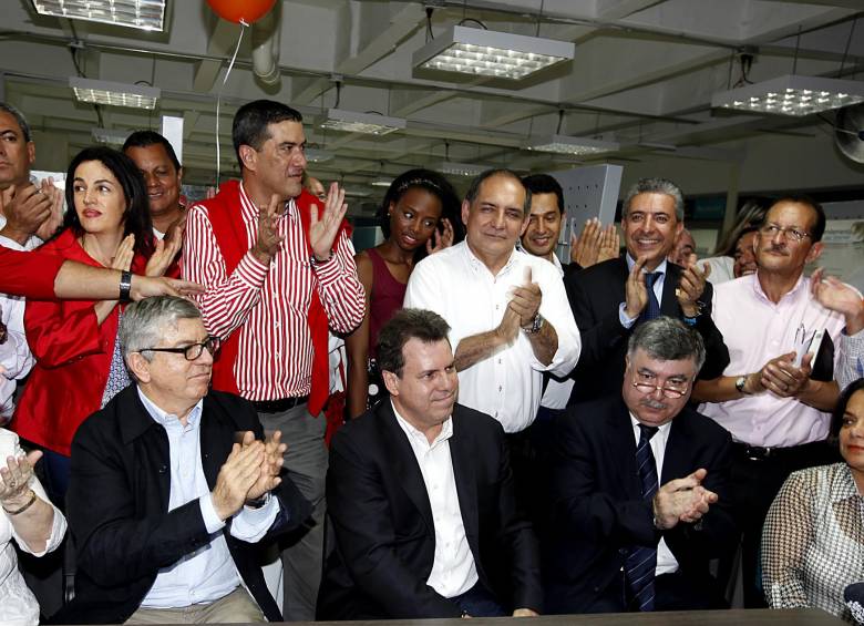 Eugenio Prieto (centro) se comprometió a seguir avanzando en las obras que deja la administración actual. FOTO MANUEL SALDARRIAGA