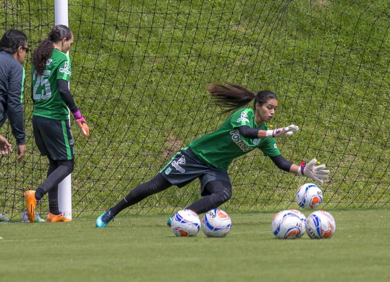 Las mujeres también harán parte del Día del Fútbol Antioqueño. En acción, la arquera brasileña Karen Hipólito. FOTO juan Sánchez