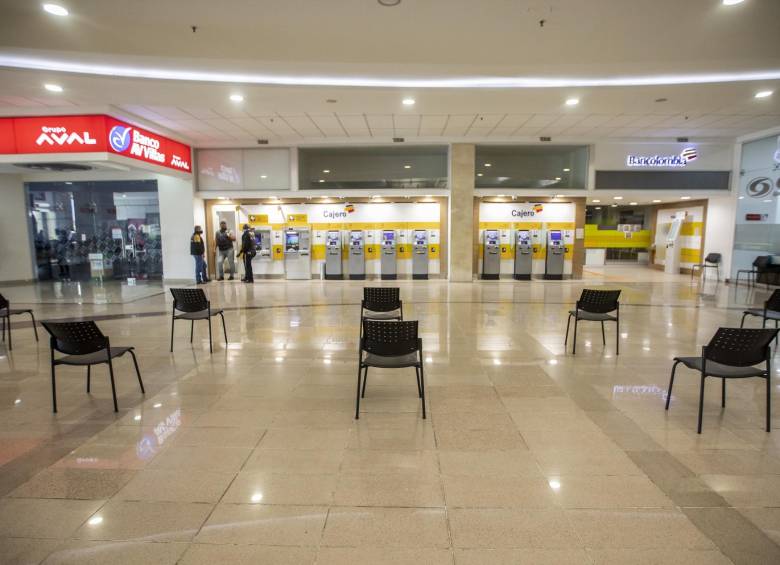 Las zonas bancarias de los centros comerciales ya funcionan con estrictas medidas para mantener el distanciamiento social. FOTO CAMILO SUÁREZ