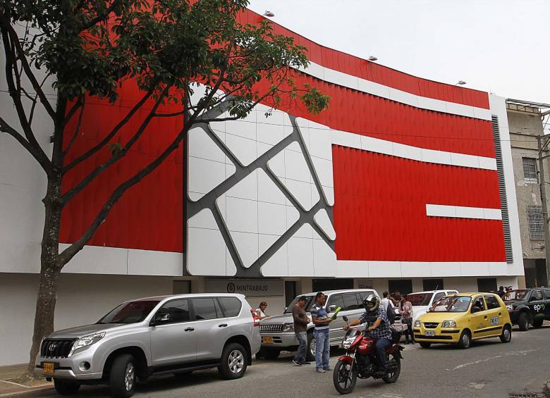 Fachada de la renovada sede regional del Ministerio del Trabajo, en el centro de Medellín. Tras 18 meses de obras, cuenta con 10 salas para audiencias de conciliación. FOTO donaldo zualuaga