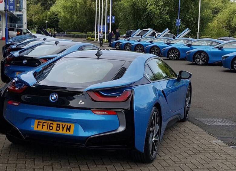 Una flota de 19 automóviles BMW i8 se alineó este viernes a las afueras del estadio del Leicester. FOTO Tomada de Twitter @MiRondo