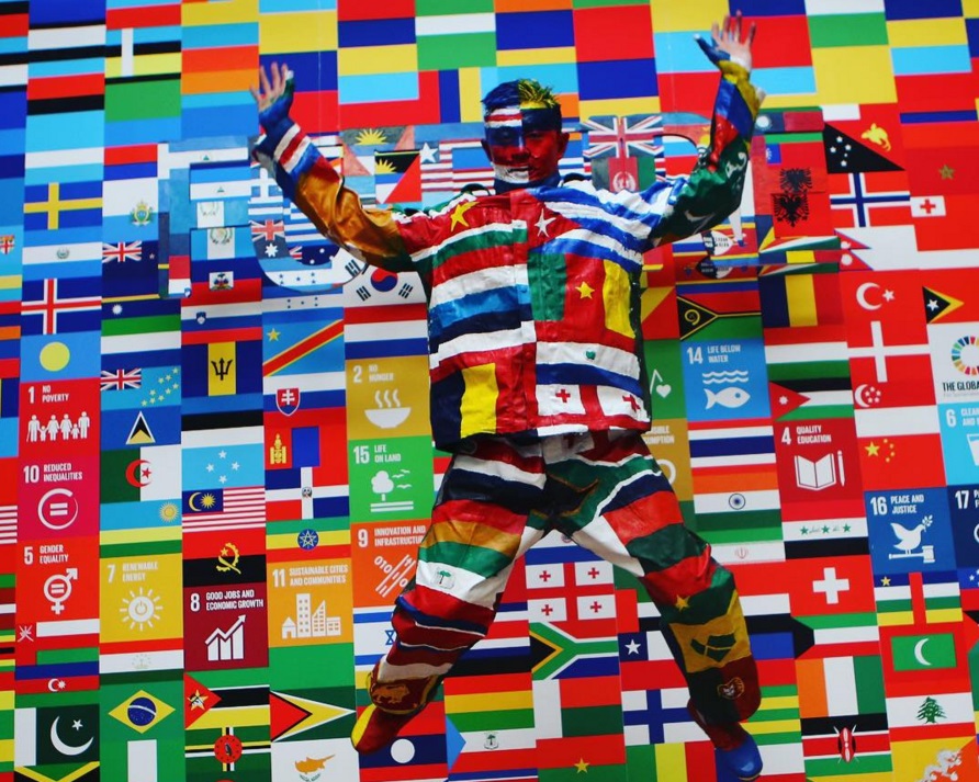 Liu Bolin es un artista, escultor y fotógrafo chino que durante más de una década ha trabajado con el método de pintura de camuflarse a sí mismo para tocar temas políticos y sociales. FOTO @liubolin