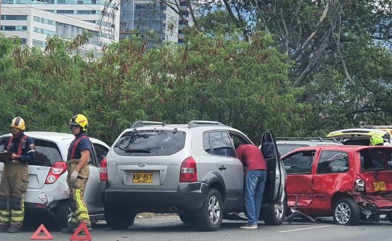 Dos lesionados dejó choque múltiple en la Autopista Sur
