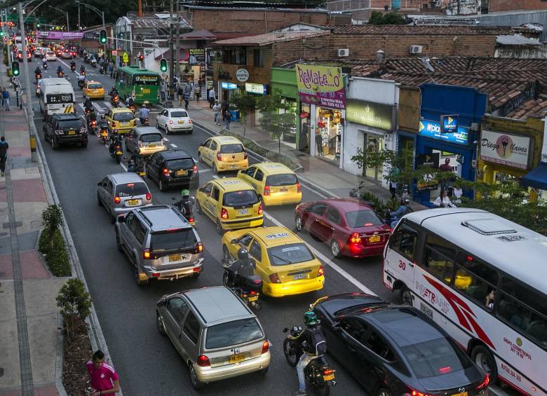La intervención en la calle 10 lleva varias semanas y ya ha logrado una disminución del 8 % en la duración de los tiempos de viaje, según la Secretaría de Movilidad. FOTO Julio César Herrera