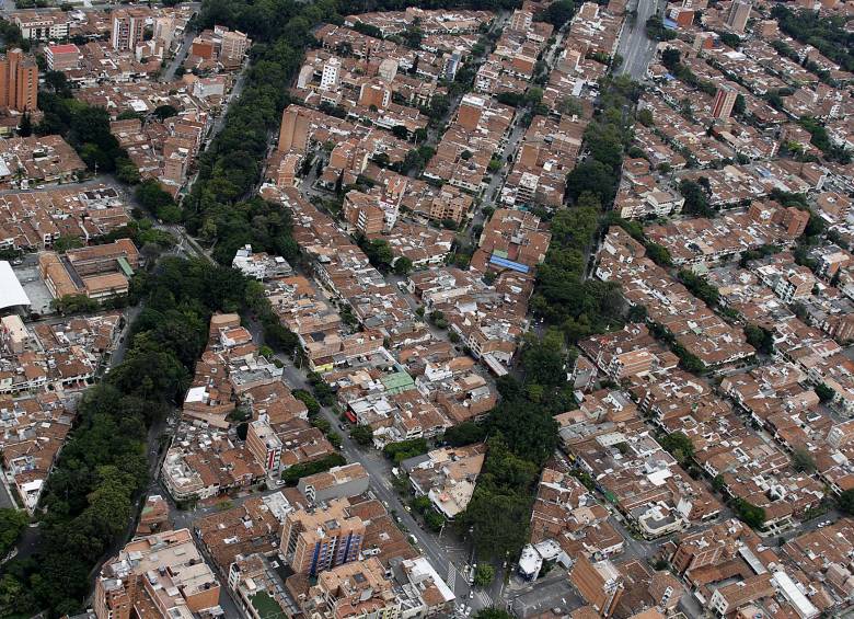 Imagen aérea que abarca un sector del barrio Laureles, un ejemplo de aquellos lugares donde los árboles todavía habitan entre las calles de Medellín. FOTO donaldo zuluaga