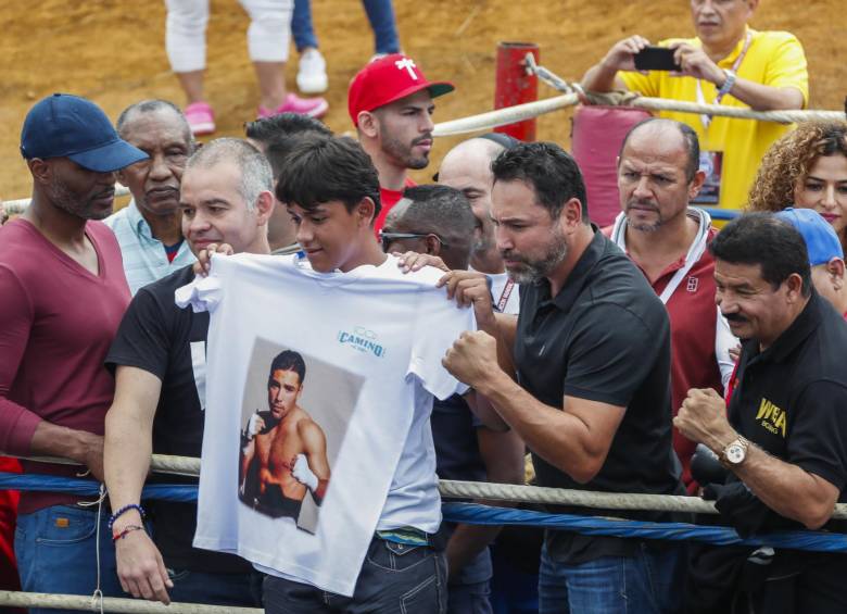 A los campeones les tenían preparada una sorpresa. Aquí, Óscar de la Hoya y Happy Lora. 