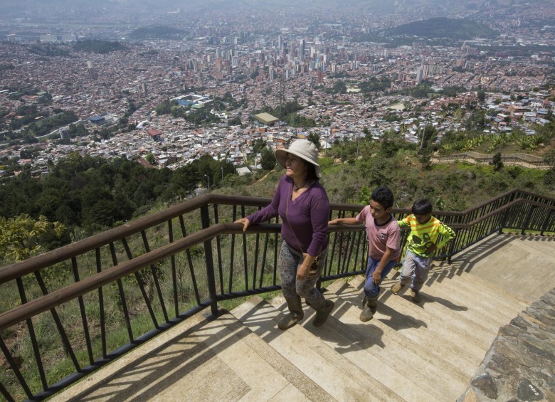 Desde los senderos y parques que recorren y rodean la parte alta de la comuna 8, en Medellín, se contempla la ciudad con sus contrastes urbanos. FOTO manuel saldarriaga y santiago mesa