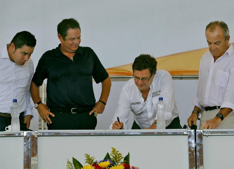 El Vicepresidente de la República y el presidente de la ANI en la firma de contratos con los concesionarios. FOTO juan a. sánchez