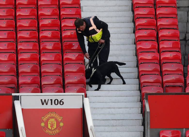 La Policía examina el estadio de Old Trafford después de la evacuación. FOTO Reuters