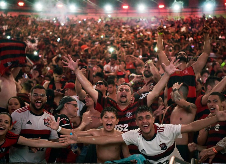 Rio de Janeiro se prepara para un multitudinario recibimiento al Flamengo, flamante campeón de la Copa Libertadores, con una fiesta que podría alargarse hasta la noche si el equipo carioca logra el doblete este domingo y gana también el Brasileirao. Foto: AFP. 