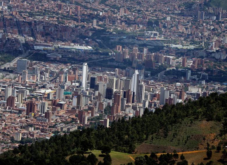 El caso de mayor reducción de homicidios en los últimos años es el de Medellín, que pasó del puesto 10 al 49 en 4 años, con un descenso del 67 %”. FOTO DONALDO ZULUAGA
