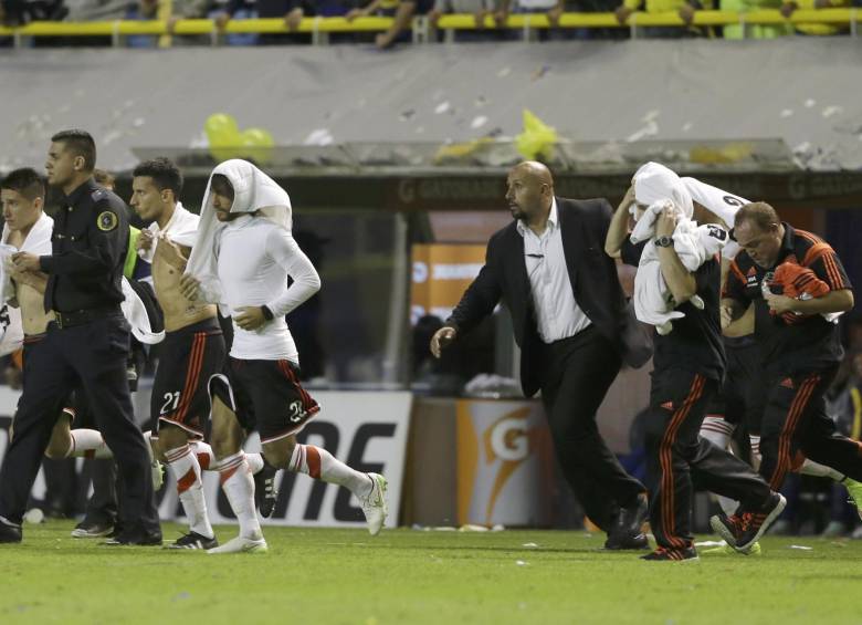 Vergüenza, bronca y desastre fueron las palabras más repetidas por los argentinos al describir sus sensaciones a raíz del escándalo en el duelo Boca-River, en La Bombonera. FOTO ap