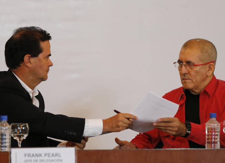 Frank Pearl (izquierda) y alias “Antonio García” son los jefes de las delegaciones negociadoras del Gobierno y el Eln. FOTO ap 