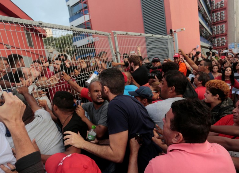 Seguidores de Lula impiden que el carro salga del sindicato. FOTO REUTERS.