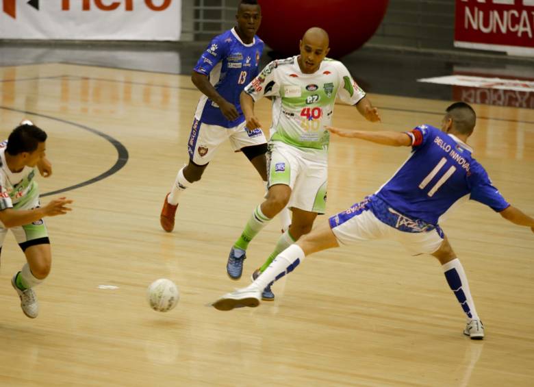 El primer juego de la final de la Copa Hero de microfútbol profesional terminó en tablas entre Bello Innovar y P&Z de Bogotá. FOTO JUAN ANTONIO SÁNCHEZ