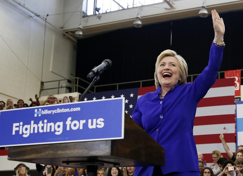 La precandidata demócrata Hillary Clinton visitó este lunes Long Beach (California), luego de ganar las primarias en Puerto Rico, el domingo. FOTO AP