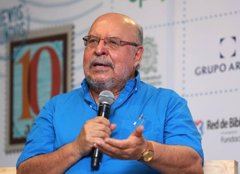 El León de Greiff, que entrega Eafit, la Alcaldía y el grupo Argos, es un reconocimiento a su trayectoria literaria. FOTO cortesía eafit.