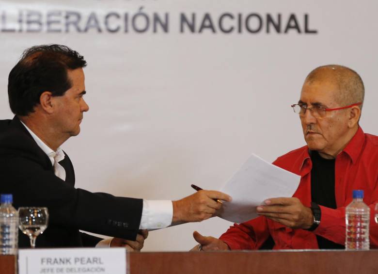 El jefe negociador del Gobierno en el proceso anunciado con el Eln, Frank Pearl y Eliécer Herlinto Chamorro Acosta, alias “Antonio García”. FOTO AP