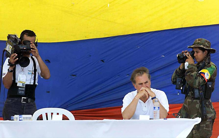 La imagen de la silla vacía que dejó Marulanda y el entonces presidente Andrés Pastrana en el inicio de los diálogos del Caguán a finales de los 90. Fecha: 7 de enero de 1999. FOTO ARCHIVO