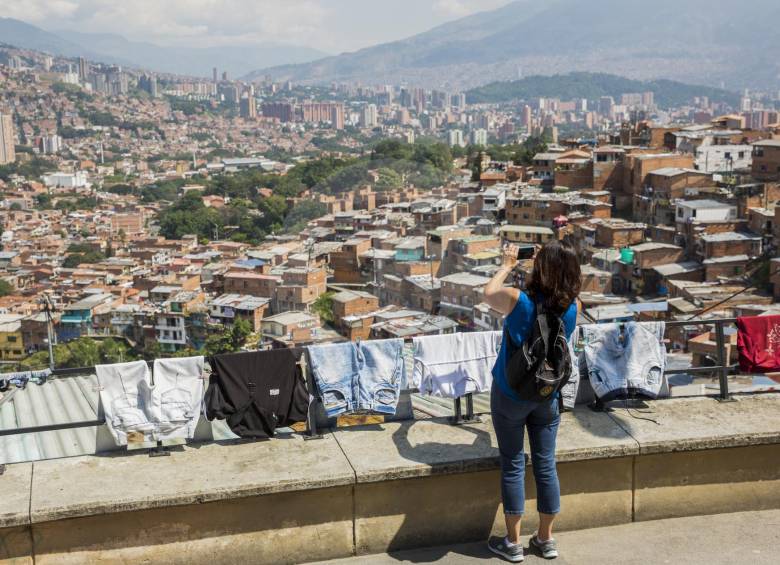 Comuna 13 de Medellín. Las escaleras eléctricas y el Graffitour son atractivas para turistas y visitantes. FOTO EDWIN BUSTAMANTE