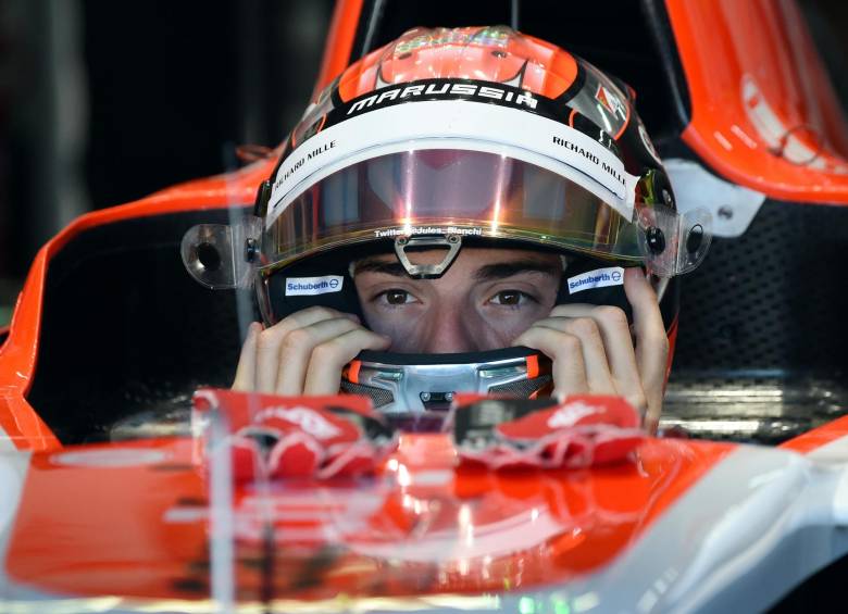 El francés de la escudería Marussia sufrió un accidente el pasado 5 de octubre, cuando su monoplaza chocó contra una grúa que remolcaba otro vehículo. FOTO AFP
