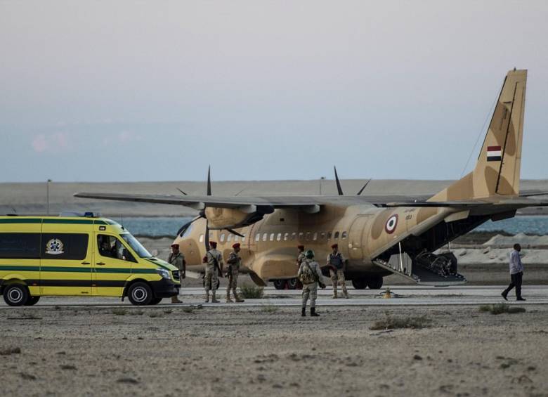 En este tipo de aviones militares, las víctimas mortales del accidente del avión ruso son llevadas a El Cairo. FOTO afp 