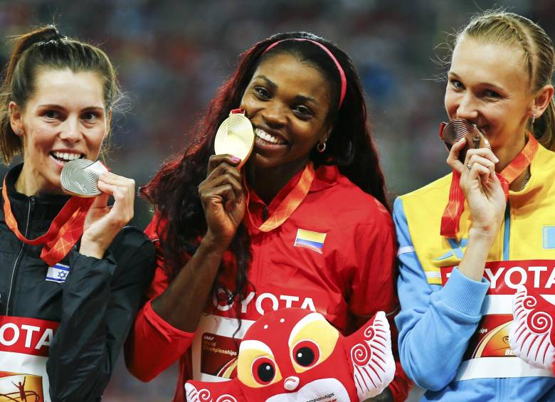 Caterine en el podio junto a Hanna Knyazyeva, de Israel y Olga Rypakova, de Kazajistán. Fotos reuters