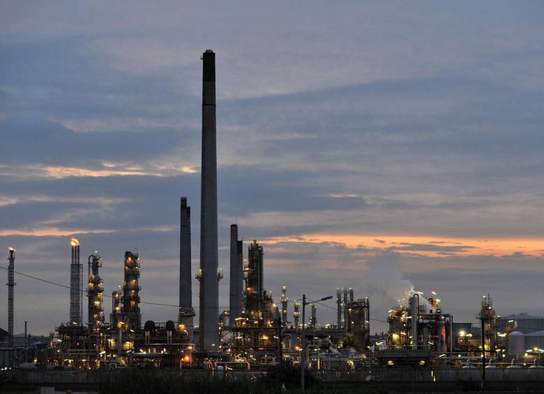 El precio del petróleo se desplomó luego de la decisión de la Opep de mantener la producción de crudo. FOTO AFP