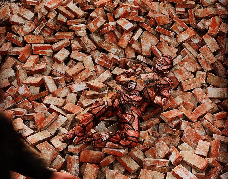 Liu Bolin es un artista, escultor y fotógrafo chino que durante más de una década ha trabajado con el método de pintura de camuflarse a sí mismo para tocar temas políticos y sociales. FOTO @liubolin