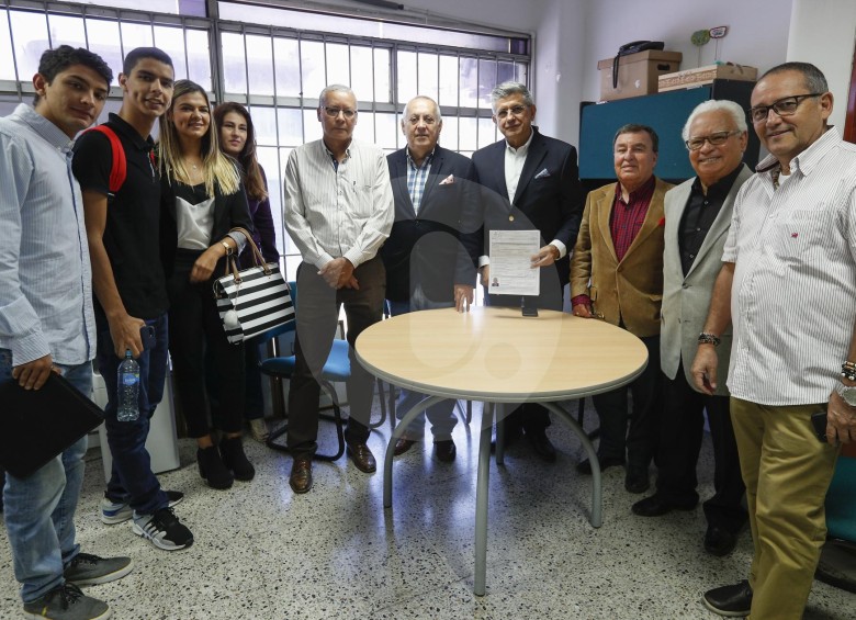 El precandidato Enrique Olano sostiene el documento con el que inscribió su grupo “Actúa por Medellín”. FOTO manuel saldarriaga
