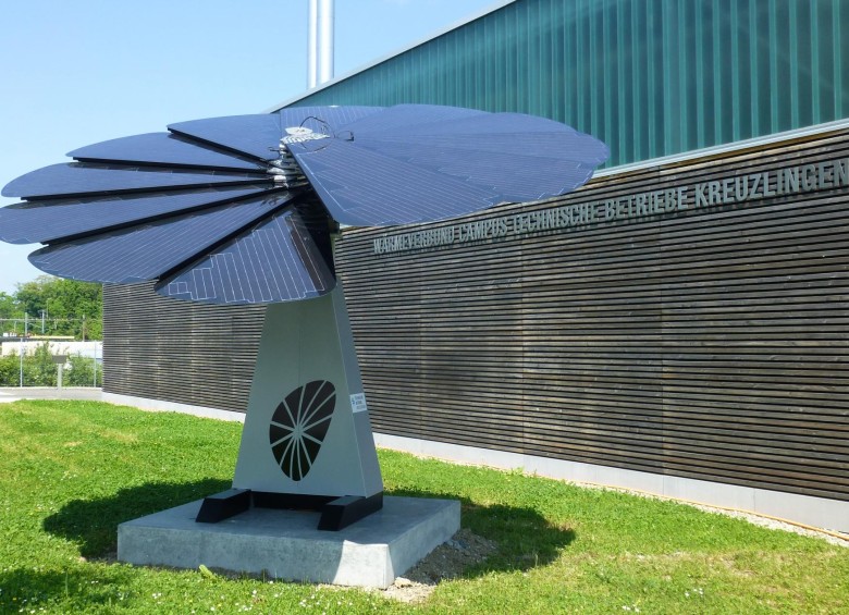 Esta es una flor fotovoltaica, un girasol que se abre con la luz solar y gira para aprovechar al máximo la radiación que llega del Sol. Habrá una en la feria. FOTO Cortesía SC