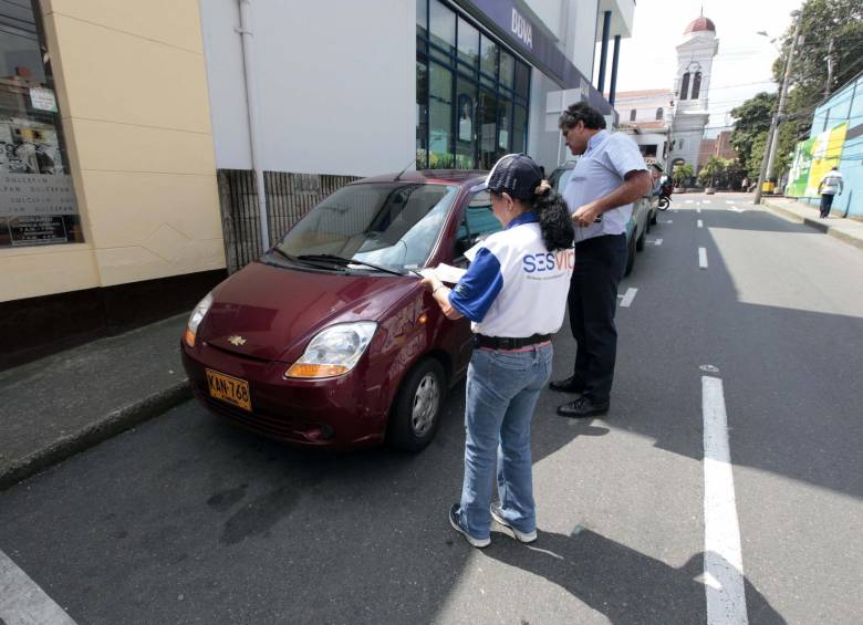 Poco a poco, los habitantes de Sabaneta se están familiarizando con las zonas de estacionamiento regulado, contando con las indicaciones del personal encargado. FOTO manuel saldarriaga