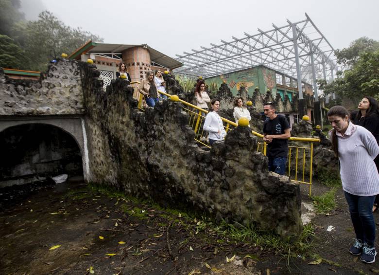 Miembros del Medellín Convention & Visitors Bureau y la Alcaldía en la antigua cárcel La Catedral (hoy un ancianato), en el recorrido contado desde la voz de las víctimas. FOTO Julio César Herrera