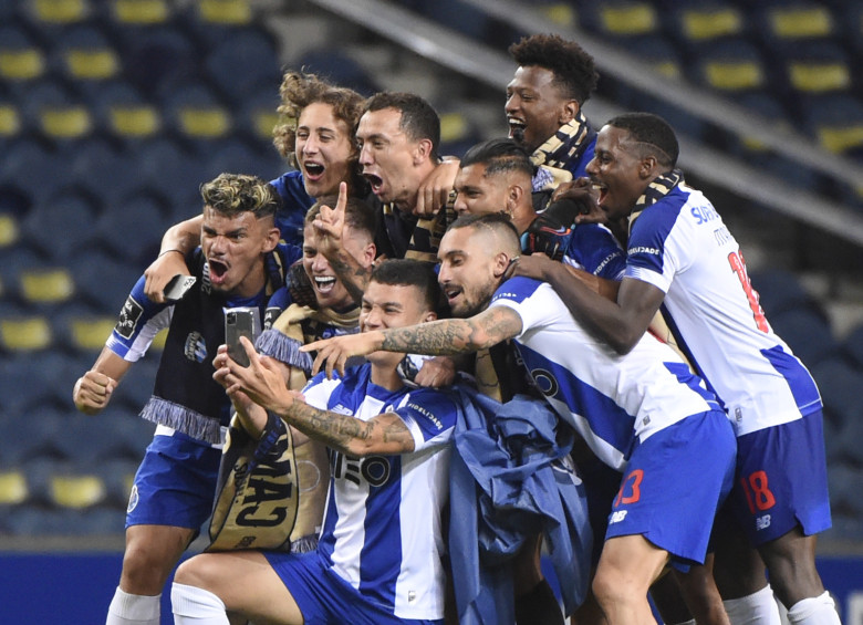 La plantilla del Porto celebra el título a dos fechas del final del torneo. FOTO AFP