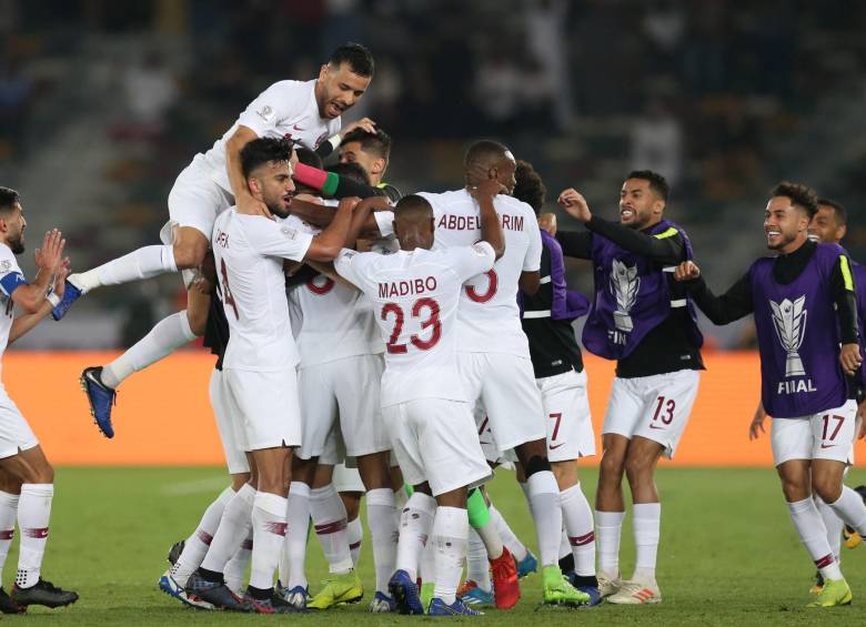 Jugadores de la selección catarí de fútbol celebran tras marcar el 0-2 durante la final de la Copa Asia entre Japón y Catar, este viernes en Abu Dabi, Emiratos Árabes Unidos. Foto: EFE