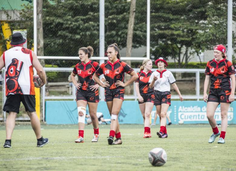 El club canadiense trajo también su equipo femenino para medir a las locales.