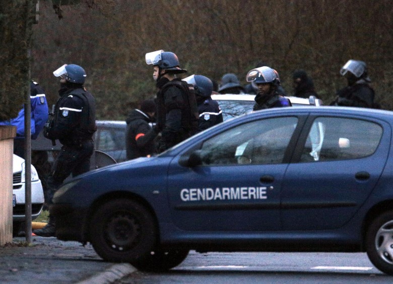 El lugar fue aislado por la Policía de francesa y por las fuerzas especiales. FOTO AP.